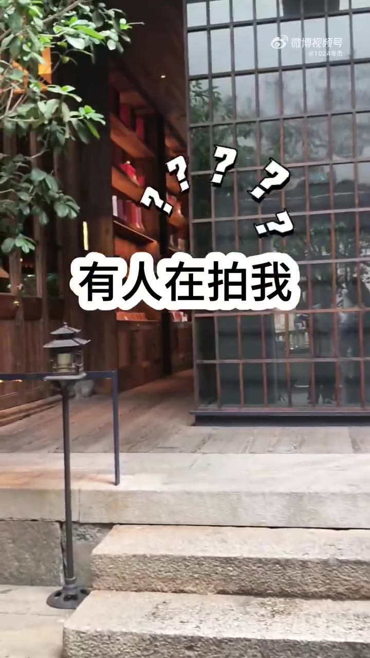 8月3日福州，女子在景区拍照时，路过的大爷举起手机，女子怀疑遭到偷拍，摄影师上前要求大爷打开手机相册检查！ 大爷质疑：你有什么权利查看我的手机！ 摄影师反驳：…