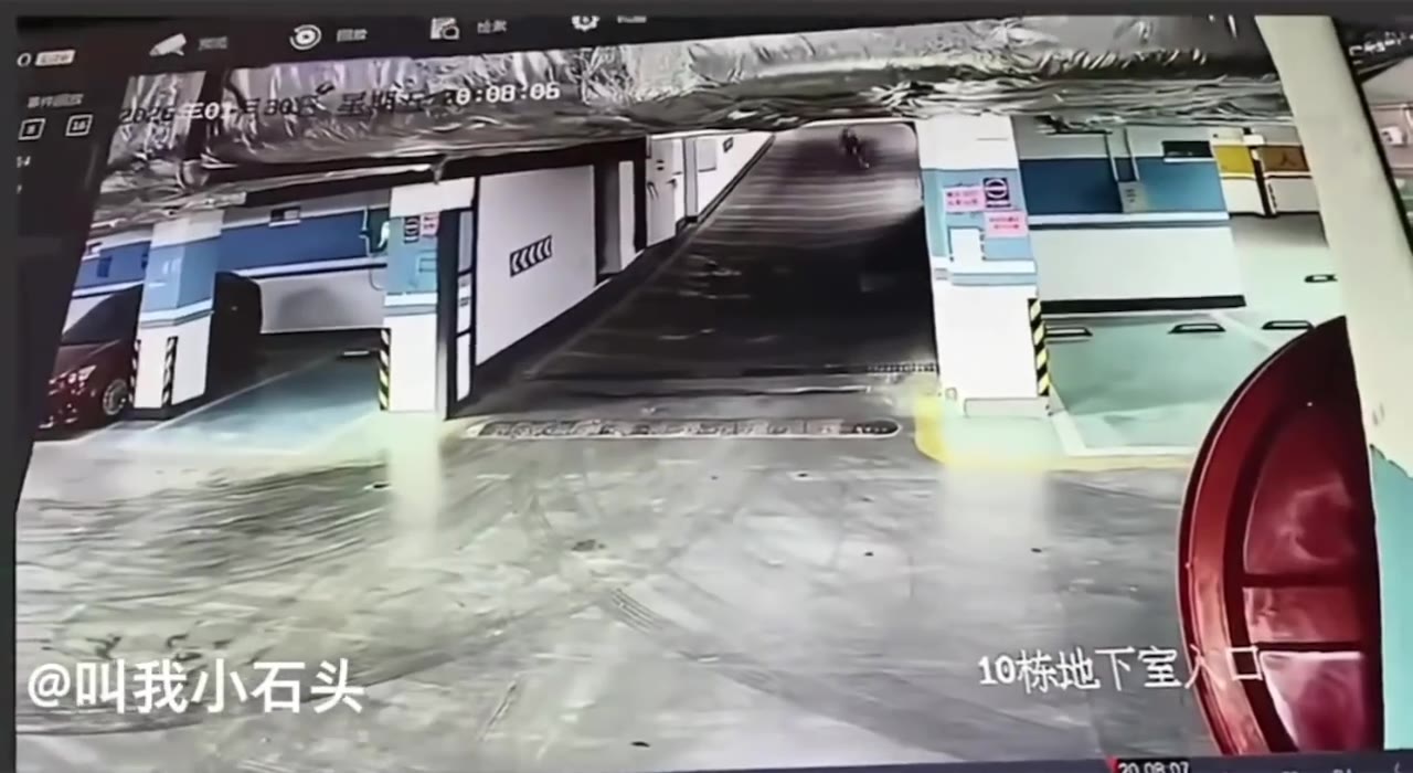 地下车库 #熊孩子 #自行车 冲坡 速度有点快（视频 1/1）
