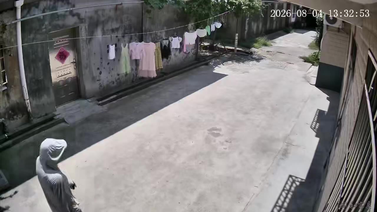 农村监控下的一幕，看到了就心痒痒，不带走就心理受不了 #内衣贼（视频 1/1）
