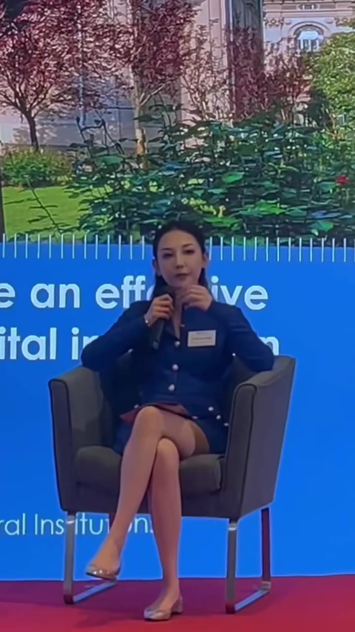 又是谣言。 女主持人回应与蔡崇信合照，否认两人系情侣关系：图片中都是我的新朋老友、工作伙伴，一张正常清白的合照被曲解成不正常关系，非常诧异。 8月1日，阿里巴…
