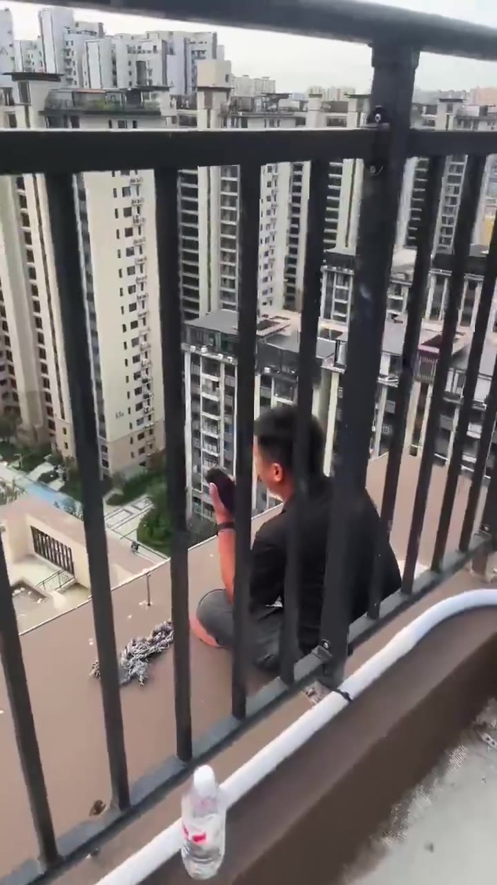8月3日，河南省南阳市宛城区碧桂园南都府，一男子在小区天台跳楼维权。（视频 1/2）