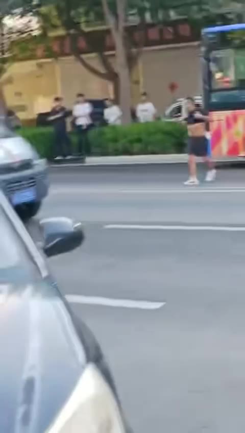 #碰瓷 #公交车 钻车（视频 1/2）