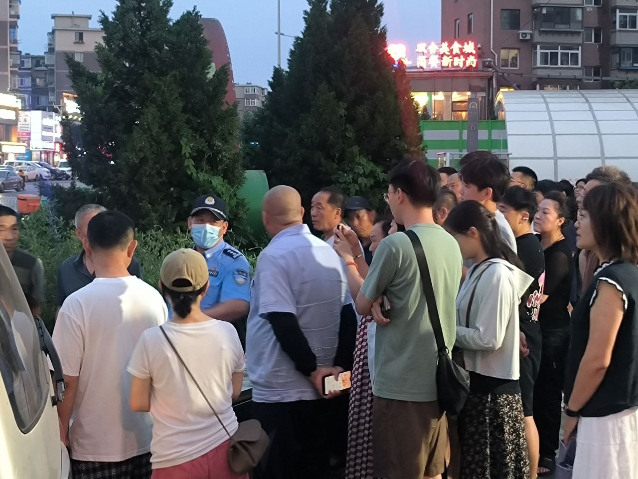 辽宁大连 山东路地铁口，城管没收羊肉串老板摆摊东西，往车上扔同时被质疑证件作假 老板娘站车上，拿上来一个 扔下一个（图片 1/6）