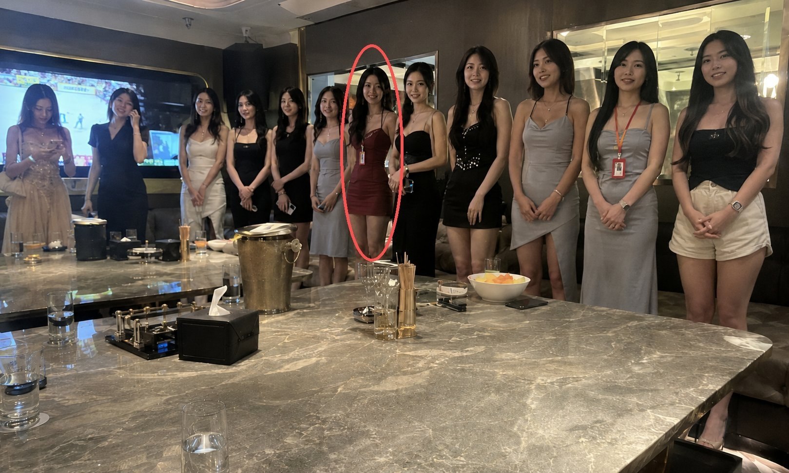 我朋友和我说去商K不要选手背后面的演员 他说这是行业内的姿态暗语：手放在前面代表配合度高、可以有后续深入服务（如可以去厕所，出台或加场） 手背在后面则代表只做…