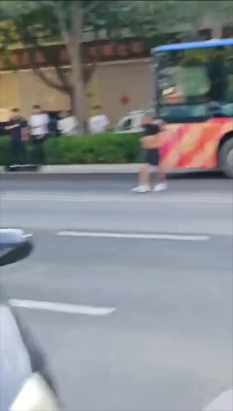藁城人才晨练逼停 #公交车 钻车 #作死（视频 1/1）