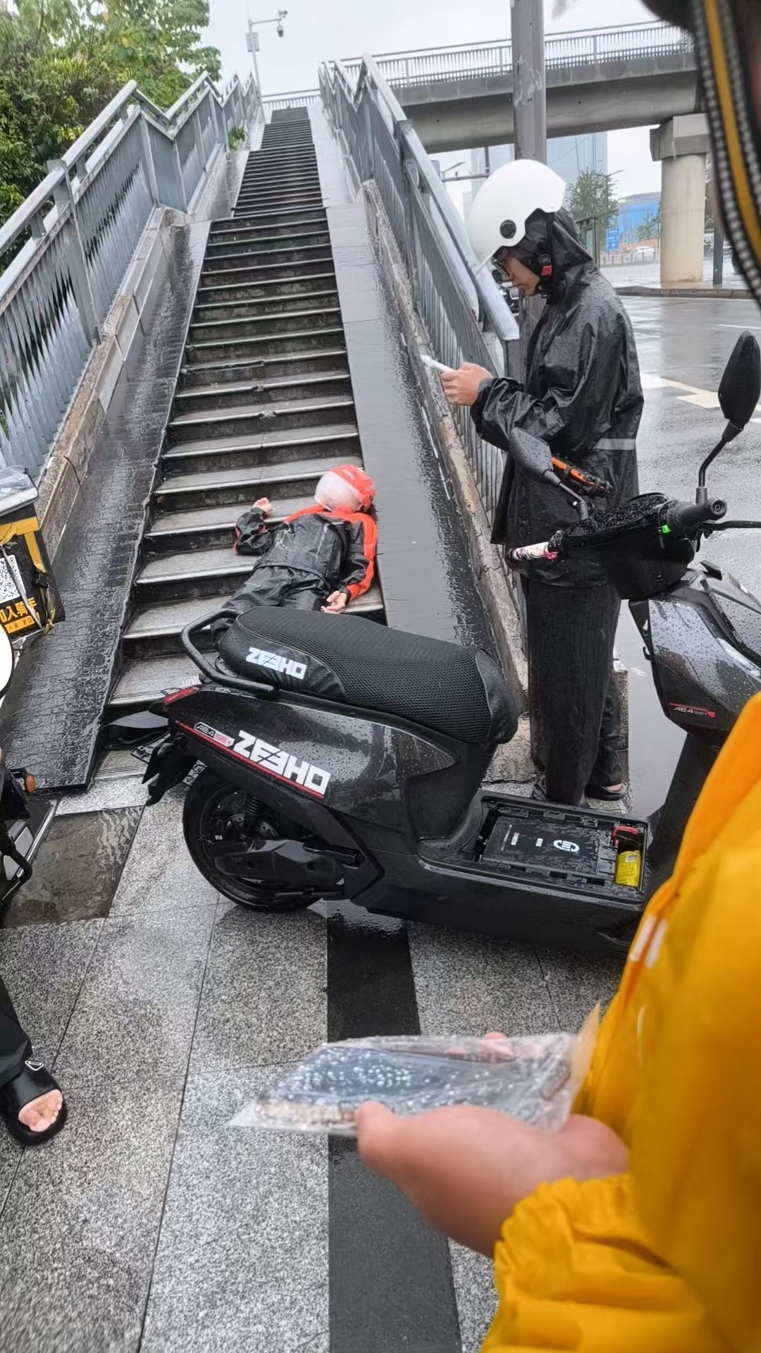沃日，下雨天这么吓人啊。电瓶车的电都把人打死了（图片 3/3）