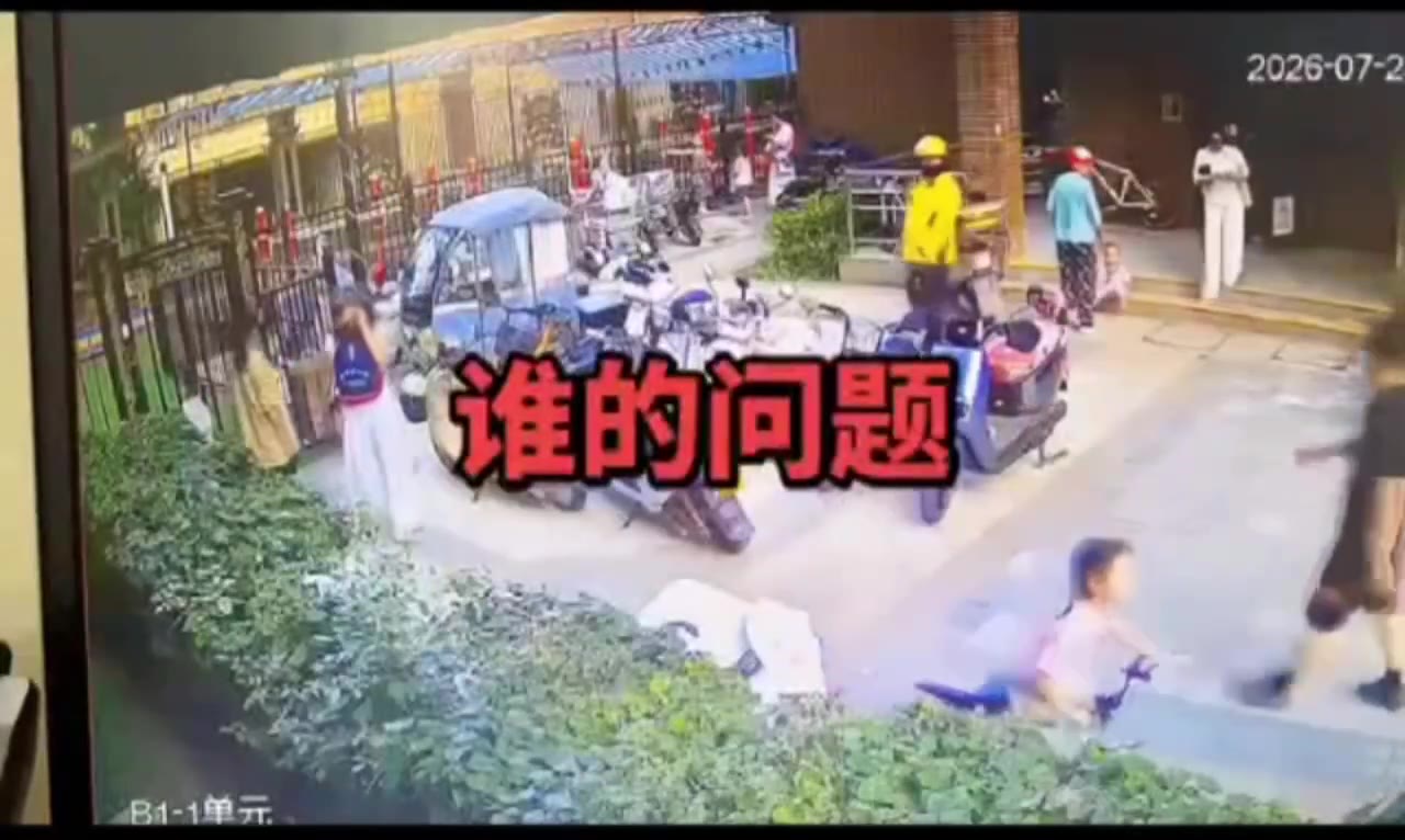 山东某小区，黑衣服躺着内个到跟前啤酒瓶一摔就要捅外卖小哥，他没想到小哥战斗力爆表，给黑衣服揍的一脸血被抬上救护车🚑 #浪费啤酒 #打架 嚣张 🤣（视频 1/3）