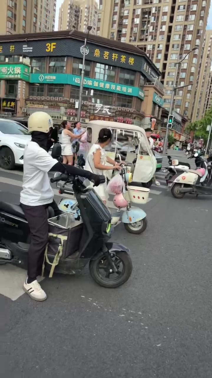 不是对手 街头 #打架（视频 1/1）