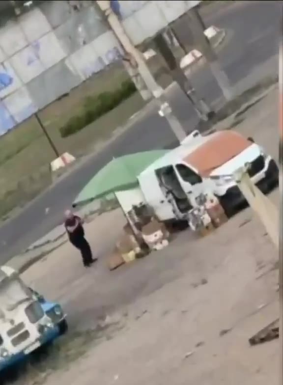 8月3日，许多人都被又一段视频震惊了——俄罗斯无人机正在乌克兰赫尔松针对平民进行所谓的“无人机狩猎”。 一架俄罗斯无人机故意追踪一名正在售卖蔬菜的男子，并在他…