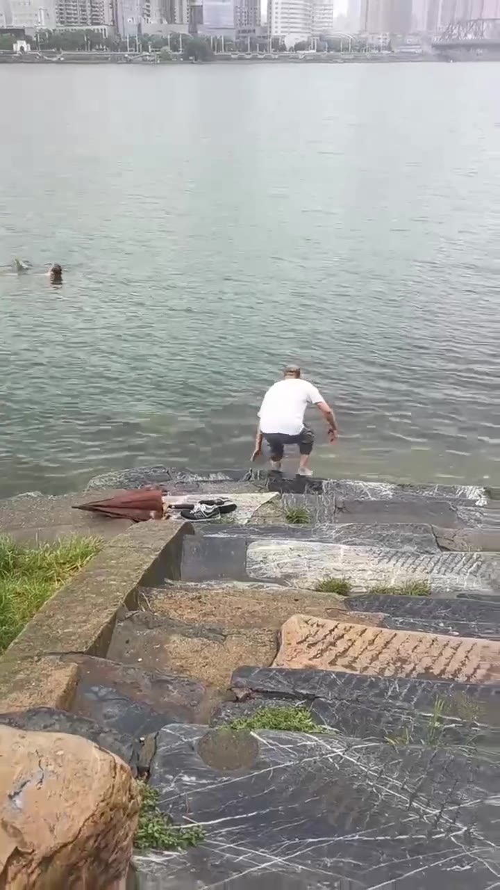7月28，湖北襄阳 这大爷是教科书般的救人场面，赞，必须赞！（视频 1/1）