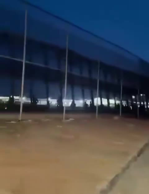 ❗️🇪🇸 西班牙 非法移民高喊“真主至大”，继续冲击西班牙飞地休达和梅利利亚。（视频 1/10）