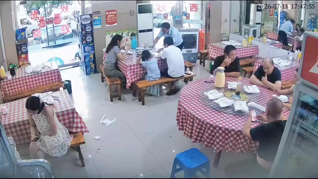 直接上手吃客人的食物！（视频 1/1）