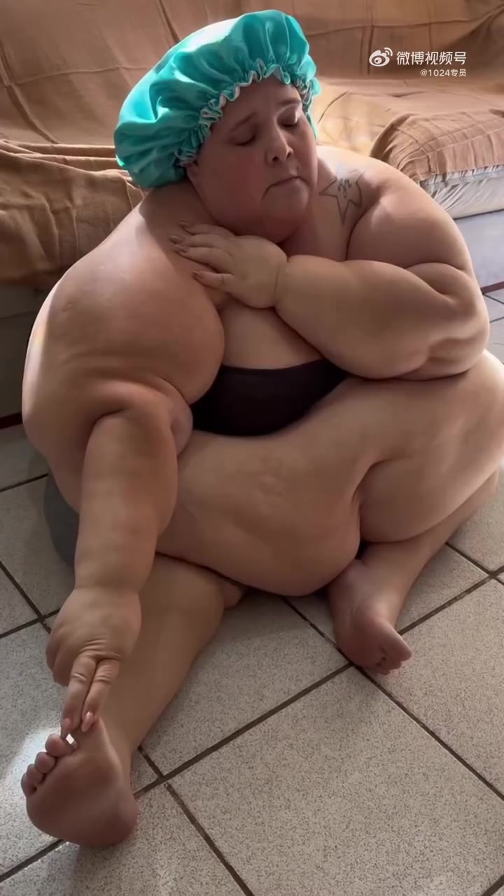 拉伸，运动，户外有氧，健康饮食！国外女版良子的减肥之路 #bbw #微胖美女 #卡比兽 #洋妞（视频 1/1）