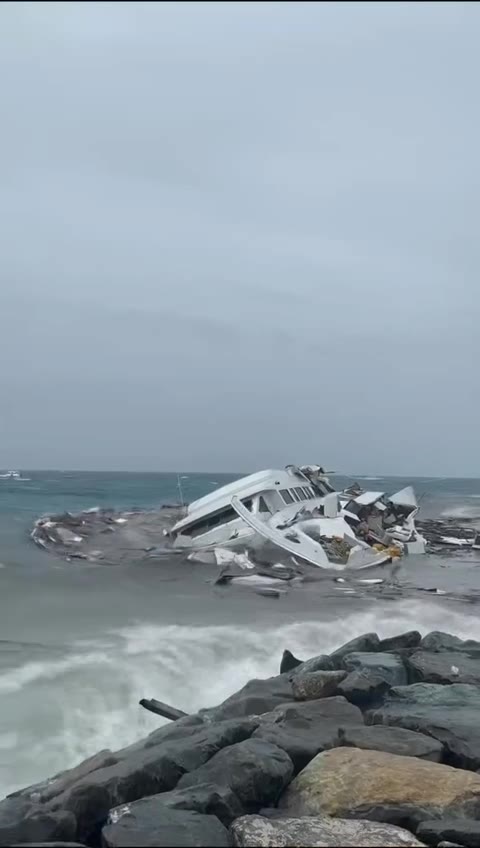 7月31，马尔代夫 ... 大风大浪，别浪，今天马富士的酒船这样就没了。（视频 1/1）