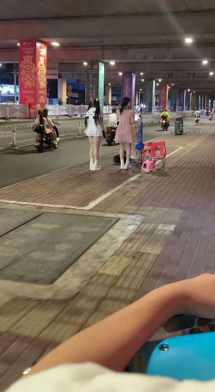 马路直播 集美 勾引你 打赏一下咯 ？ #反差 #双马尾 #萝莉 #御姐 #熟女 （图片 1/2）