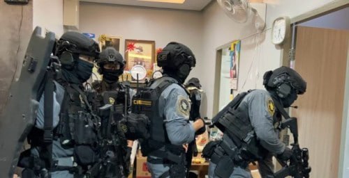 #泰国新闻 湄索警方抓获涉毒涉枪夫妻档,嫌疑人身负多起重案 2026年7月25日,泰国警方于达府湄索县抓获36岁男子威普与33岁妻子玛莉卡。执法人员在二人住处…