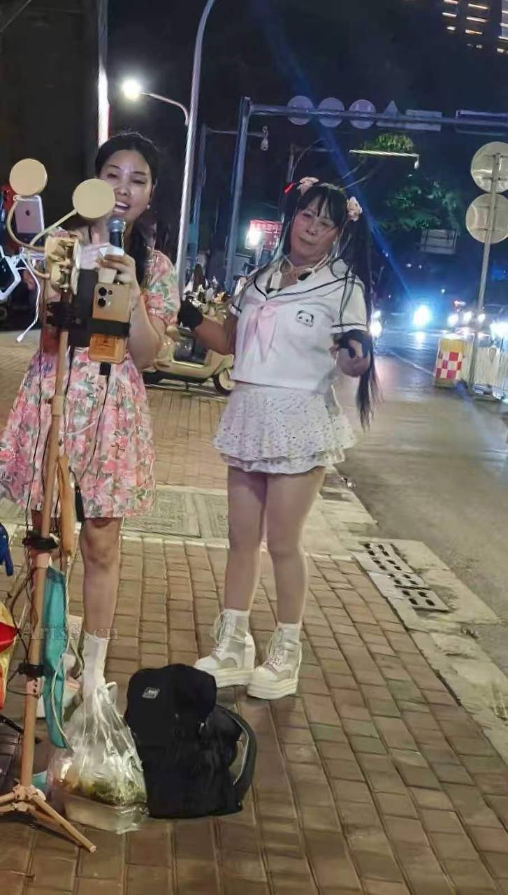 马路直播 集美 勾引你 打赏一下咯 ？ #反差 #双马尾 #萝莉 #御姐 #熟女 （图片 2/2）