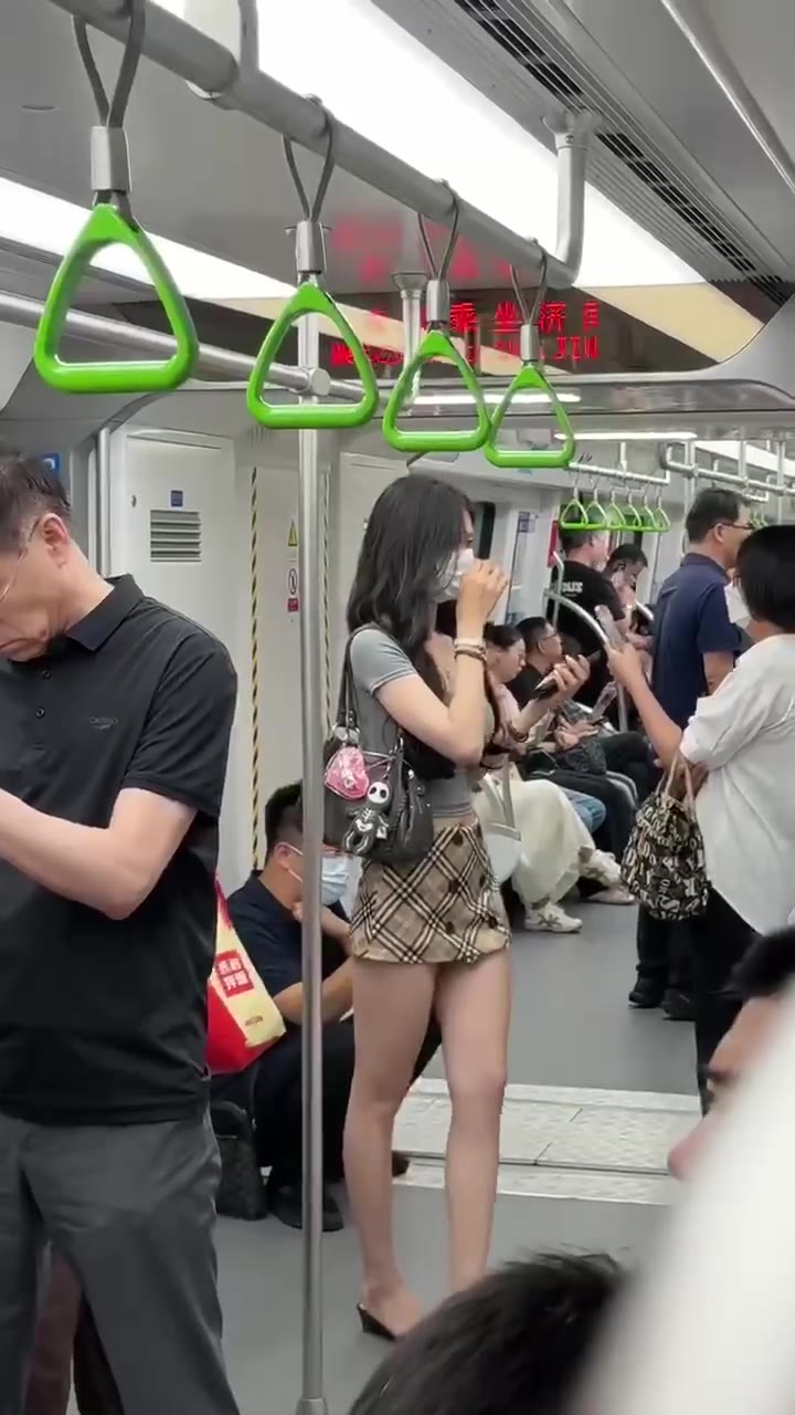 地铁 女神 ？ 不小心拍到的（视频 1/1）